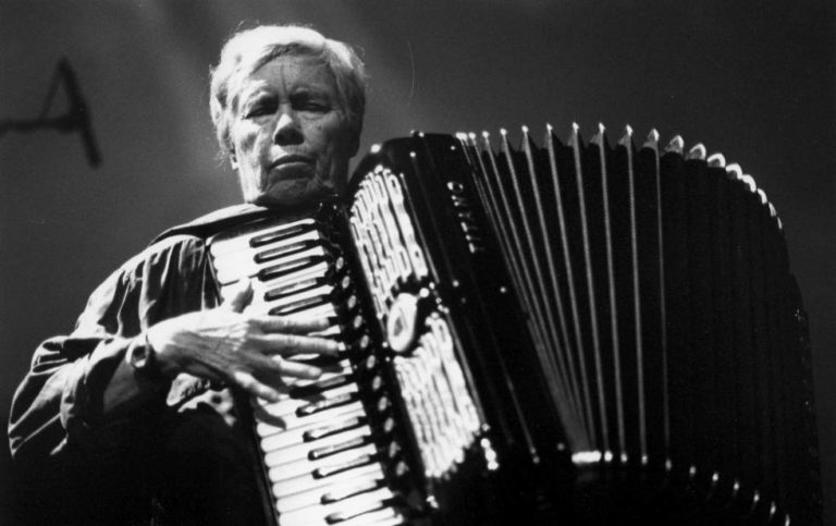 Escuchar profundo, tributo a Pauline Oliveros