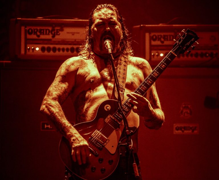 Matt Pike: el hombre sin camisa