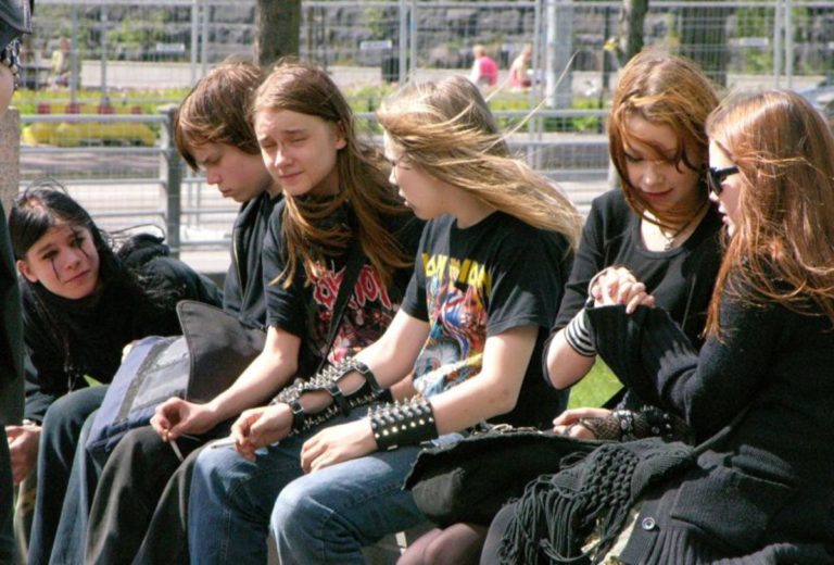 Estudio confirma que jóvenes que escuchaban metal en los años 80 son adultos más felices