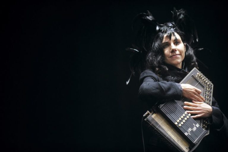 PJ Harvey lanzó dos nuevas canciones de una nueva adaptación teatral que lleva por nombre: All About Eve