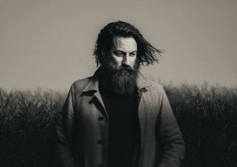 Joep Beving concluye su impresionante trilogía con Henosis, un álbum de belleza sutil y desgarradora.