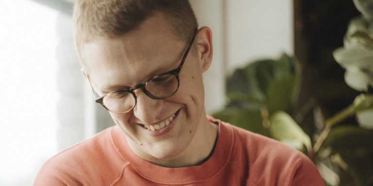 Floating Points regresó con emociones cromáticas con “LesAlpx”