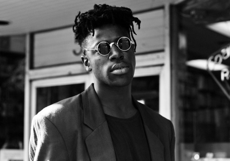 Conoce a Moses Sumney y su música emocional, sincera y vulnerable que forma parte del Van Gogh Experience