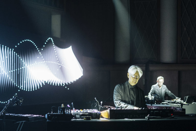 La magia del disco Two en vivo, de Alva Noto y Ryuichi Sakamoto