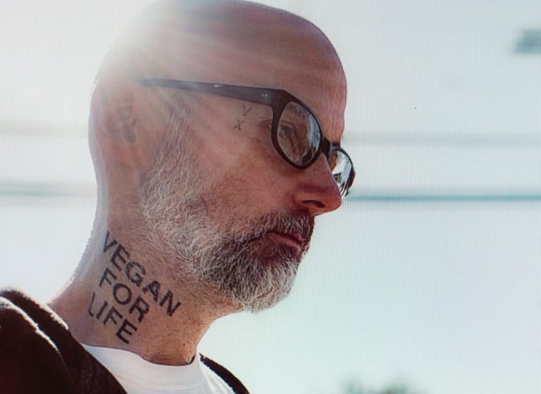 Moby alista nuevo un álbum llamado All visible objects y comparte su primer sencillo