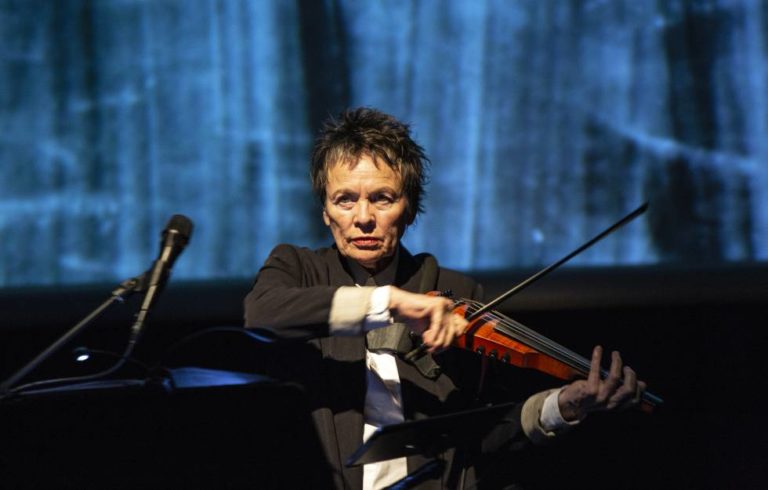 Temas clave de la artista y una de las pioneras de la música electrónica: Laurie Anderson