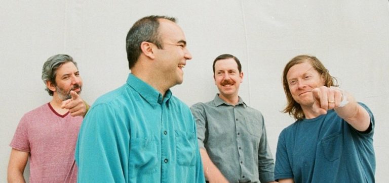 Escucha “For Sure”, el nuevo poema musical de Future Islands