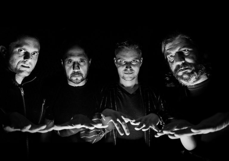 Conjuros hostiles que revelan la oscuridad de nuestros tiempos: Reseña Satanic Planet, álbum debut