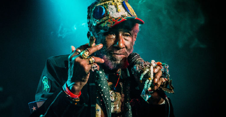 Adiós a  Lee «Scratch» Perry, gracias por tu magia en el dub y el reggae