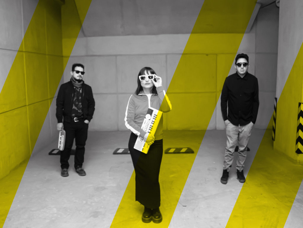 El trío de synt-pop .documento lanzó su disco La Soledad de la Chica Cometa.