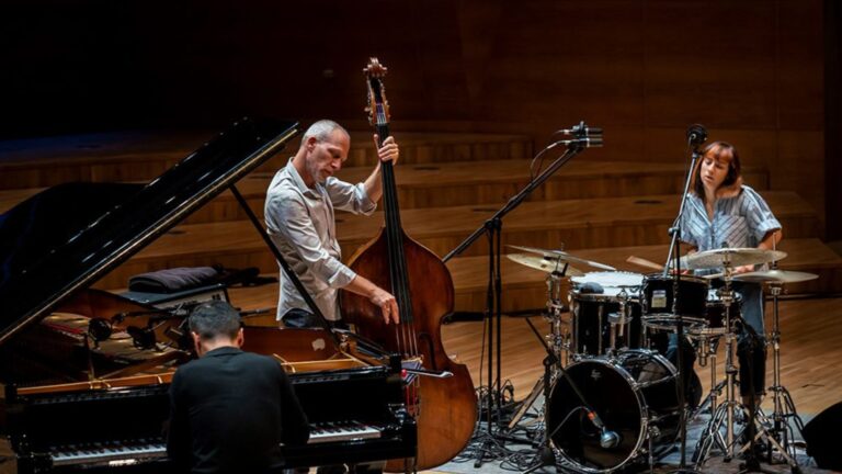 Avishai Cohen Trio: Jazz Contemporáneo con Raíces Profundas