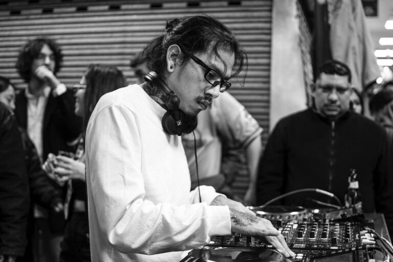 Mala Fama reúne a Siete Catorce, Kelman Duran, Omaar y más en NDXLLI / Río Cayápas. Tenemos el adelanto del Remix de Siete Catorce