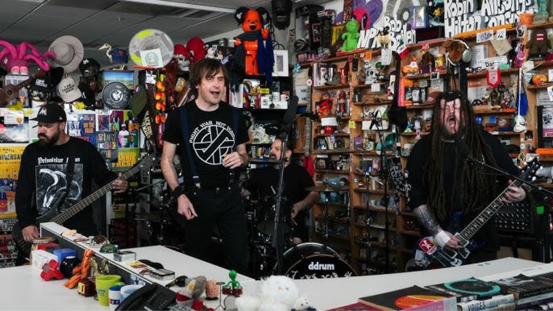 Napalm Death lleva cuatro décadas de furia al Tiny Desk de NPR con una presentación histórica